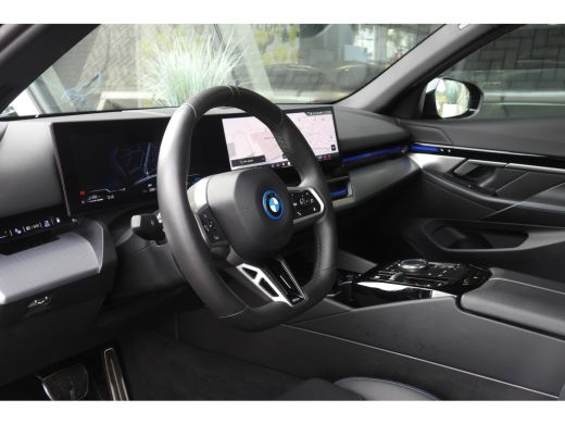 BMW 5 Serie Touring 530e M Sport Automaat / Panoramadak / Trekhaak / Achteruitrijcamera / Adaptieve LED / M S... ActivLease financial lease