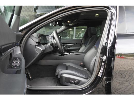 BMW 5 Serie Touring 530e M Sport Automaat / Panoramadak / Trekhaak / Achteruitrijcamera / Adaptieve LED / M S... ActivLease financial lease