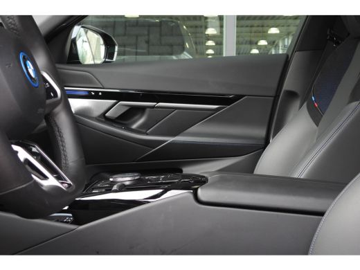 BMW 5 Serie Touring 530e M Sport Automaat / Panoramadak / Trekhaak / Achteruitrijcamera / Adaptieve LED / M S... ActivLease financial lease