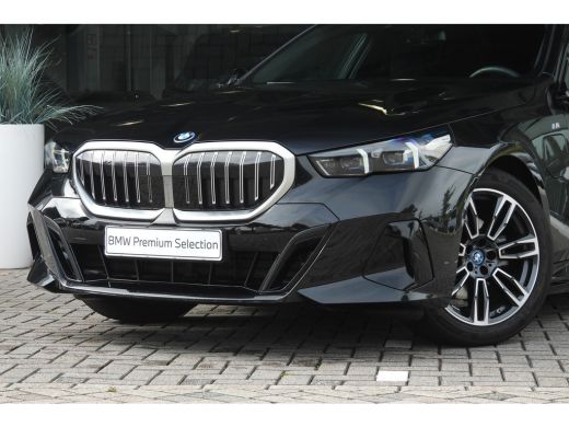BMW 5 Serie Touring 530e M Sport Automaat / Panoramadak / Trekhaak / Achteruitrijcamera / Adaptieve LED / M S... ActivLease financial lease