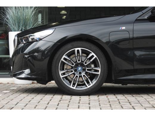 BMW 5 Serie Touring 530e M Sport Automaat / Panoramadak / Trekhaak / Achteruitrijcamera / Adaptieve LED / M S... ActivLease financial lease