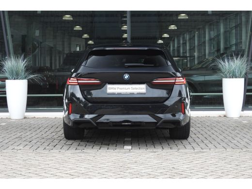 BMW 5 Serie Touring 530e M Sport Automaat / Panoramadak / Trekhaak / Achteruitrijcamera / Adaptieve LED / M S... ActivLease financial lease