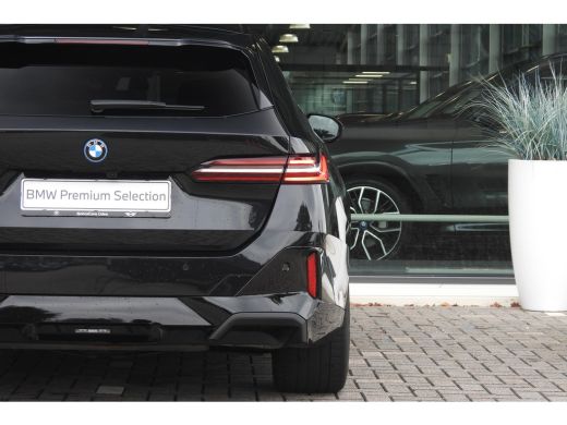 BMW 5 Serie Touring 530e M Sport Automaat / Panoramadak / Trekhaak / Achteruitrijcamera / Adaptieve LED / M S... ActivLease financial lease
