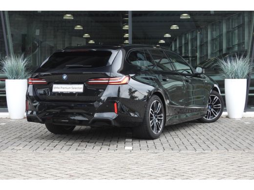 BMW 5 Serie Touring 530e M Sport Automaat / Panoramadak / Trekhaak / Achteruitrijcamera / Adaptieve LED / M S... ActivLease financial lease