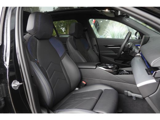 BMW 5 Serie Touring 530e M Sport Automaat / Panoramadak / Trekhaak / Achteruitrijcamera / Adaptieve LED / M S... ActivLease financial lease
