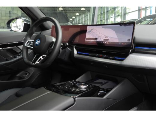 BMW 5 Serie Touring 530e M Sport Automaat / Panoramadak / Trekhaak / Achteruitrijcamera / Adaptieve LED / M S... ActivLease financial lease