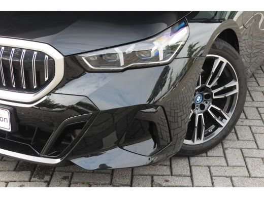 BMW 5 Serie Touring 530e M Sport Automaat / Panoramadak / Trekhaak / Achteruitrijcamera / Adaptieve LED / M S... ActivLease financial lease