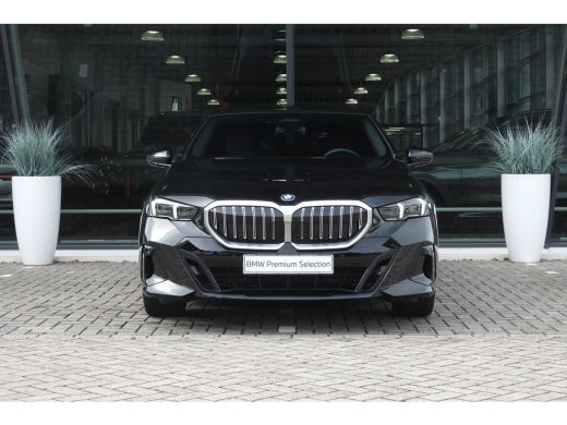 BMW 5 Serie Touring 530e M Sport Automaat / Panoramadak / Trekhaak / Achteruitrijcamera / Adaptieve LED / M S... ActivLease financial lease