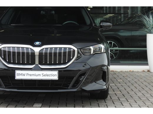 BMW 5 Serie Touring 530e M Sport Automaat / Panoramadak / Trekhaak / Achteruitrijcamera / Adaptieve LED / M S... ActivLease financial lease