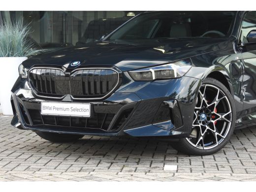BMW 5 Serie Touring 530e M Sport Automaat / Panoramadak / Trekhaak / Bowers & Wilkins / Adaptief onderstel pr... ActivLease financial lease