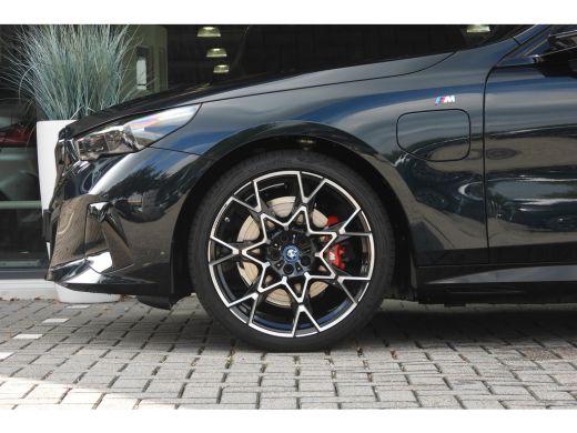 BMW 5 Serie Touring 530e M Sport Automaat / Panoramadak / Trekhaak / Bowers & Wilkins / Adaptief onderstel pr... ActivLease financial lease