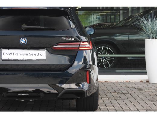 BMW 5 Serie Touring 530e M Sport Automaat / Panoramadak / Trekhaak / Bowers & Wilkins / Adaptief onderstel pr... ActivLease financial lease