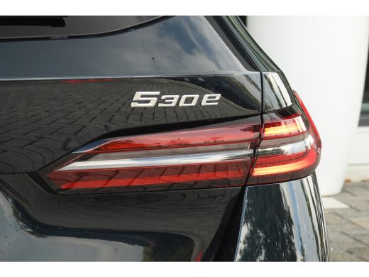 BMW 5 Serie Touring 530e M Sport Automaat / Panoramadak / Trekhaak / Bowers & Wilkins / Adaptief onderstel pr... ActivLease financial lease