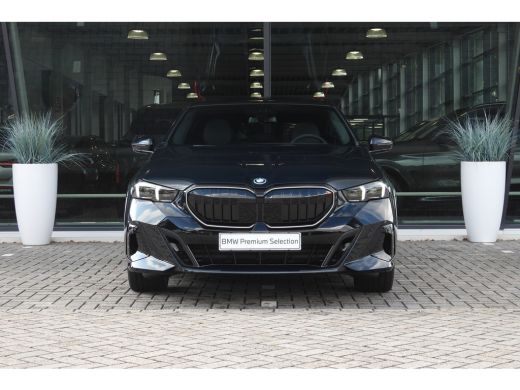 BMW 5 Serie Touring 530e M Sport Automaat / Panoramadak / Trekhaak / Bowers & Wilkins / Adaptief onderstel pr... ActivLease financial lease