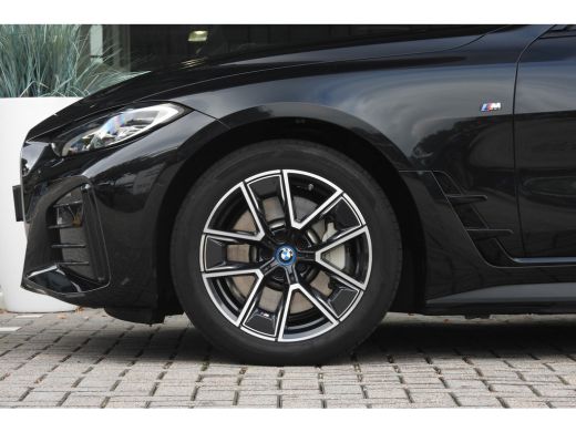 BMW i4 eDrive40 High Executive M Sport / Achteruitrijcamera / Stoelverwarming / Cruise Control / Aircond... ActivLease financial lease