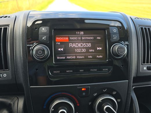 Peugeot Boxer 435 2.2 BlueHDi Bakwagen + laadklep - 165 Pk - Euro 6 - Airco - Cruise Control ActivLease financial lease