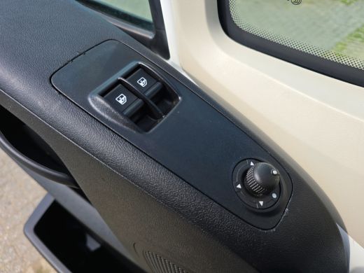 Peugeot Boxer 435 2.2 BlueHDi Bakwagen + laadklep - 165 Pk - Euro 6 - Airco - Cruise Control ActivLease financial lease