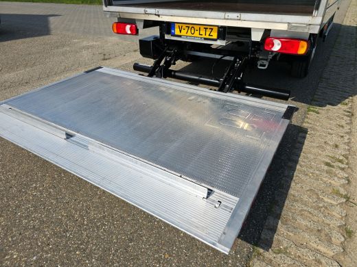 Peugeot Boxer 435 2.2 BlueHDi Bakwagen + laadklep - 165 Pk - Euro 6 - Airco - Cruise Control ActivLease financial lease