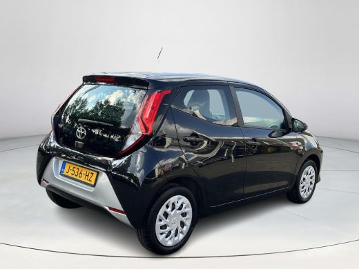 Toyota Aygo 1.0 VVT-i x-play | 5 deurs | Airconditioning | Carplay | Parkeercamera achter | ActivLease financial lease