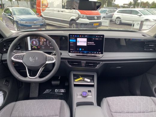 Volkswagen Tiguan 1.5 eHybrid Life Edition | Pano | Trekhaak | 18" | ActivLease financial lease