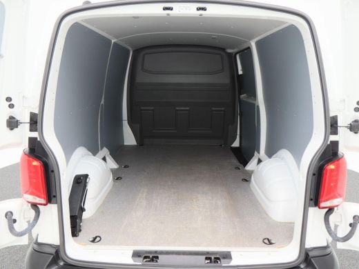 Volkswagen Transporter 2.0 TDi 150 Pk L2H1 | Navigatie | Trekhaak | Parkeersensoren | CarPlay | Airco | Cruise Controle ... ActivLease financial lease