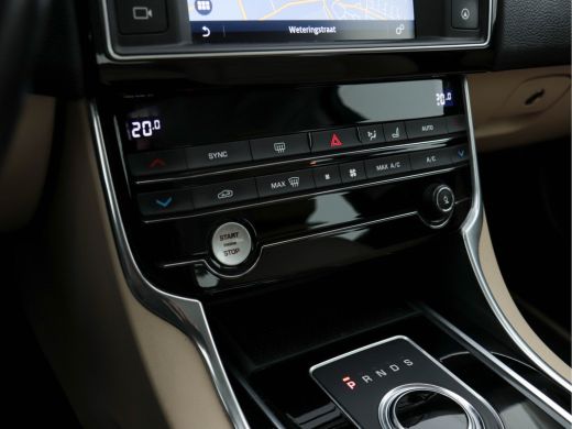 Jaguar XE 2.0 D Portfolio (INCL-BTW) Aut. *LUXURY-LEATHER | NAVI-FULLMAP | BI-XENON | CAMERA | ECC | COMFOR... ActivLease financial lease