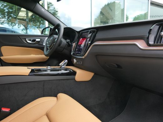 Volvo  V60 T6 Plug-in hybrid AWD Ultra Dark | Massage | Panoramadak | Heico | Styling Kit | 360 Camera | Bow... ActivLease financial lease