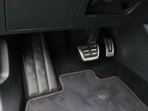 Skoda Enyaq iV 80 Founders Edition Black 204 Pk | 360° Camera | Panorama Dak | Trekhaak | Carplay | Full LED | E... ActivLease financial lease