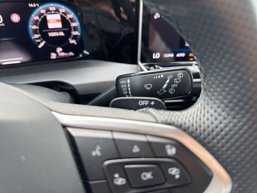 Volkswagen Golf 1.5 eTSI R-Line Edition | 150 pk | Pano Dak | Trekhaak | Head Up | Automaat | ActivLease financial lease