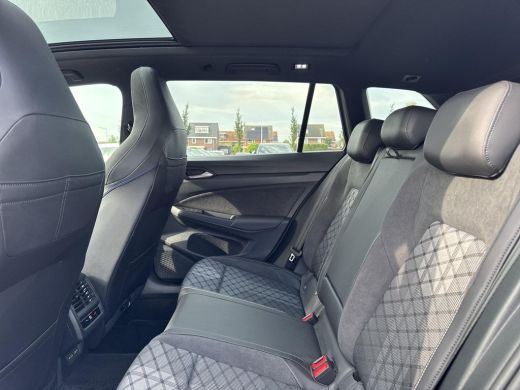 Volkswagen Golf 1.5 eTSI R-Line Edition | 150 pk | Pano Dak | Trekhaak | Head Up | Automaat | ActivLease financial lease