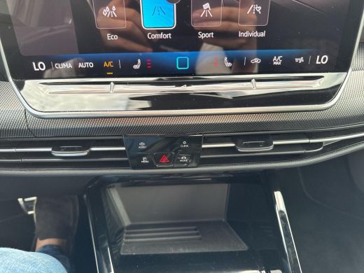 Volkswagen Golf 1.5 eTSI R-Line Edition | 150 pk | Pano Dak | Trekhaak | Head Up | Automaat | ActivLease financial lease