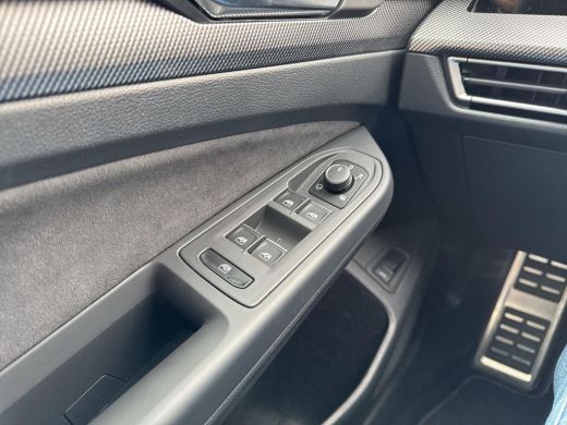 Volkswagen Golf 1.5 eTSI R-Line Edition | 150 pk | Pano Dak | Trekhaak | Head Up | Automaat | ActivLease financial lease