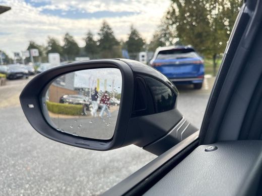 Volkswagen Golf 1.5 eTSI R-Line Edition | 150 pk | Pano Dak | Trekhaak | Head Up | Automaat | ActivLease financial lease