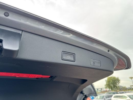 Volkswagen Golf 1.5 eTSI R-Line Edition | 150 pk | Pano Dak | Trekhaak | Head Up | Automaat | ActivLease financial lease