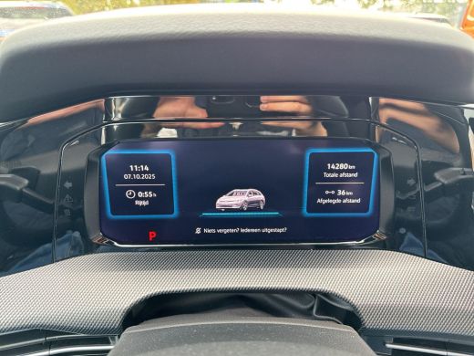 Volkswagen Golf 1.5 eTSI R-Line Edition | 150 pk | Pano Dak | Trekhaak | Head Up | Automaat | ActivLease financial lease