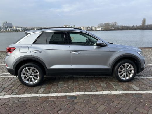 Volkswagen T-Roc Life Edition 1.5 TSI 110 kW / 150 PK SUV 7 versn. DSG | Uit voorraad leverbaar ! Multimedia pakke... ActivLease financial lease