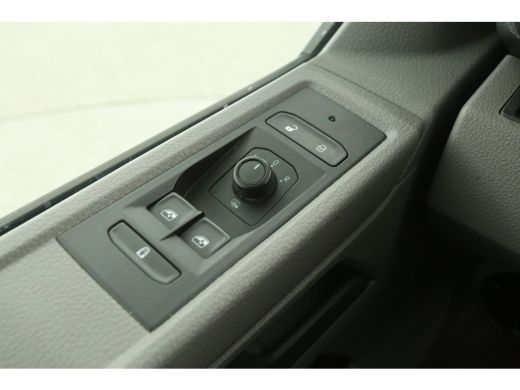 Volkswagen Transporter 2.0 TDI L2H1 | DC | Airco | Carplay | Trekh. | Cruise | Parkeersens. ActivLease financial lease