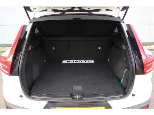 Volvo  XC40 1.5 T2 Momentum Core Aut. | Trekhaak | Climate & Cruise C. | Camera | CarPlay | LED | 17" LMV| PD... ActivLease financial lease