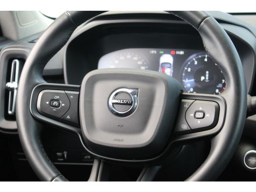 Volvo  XC40 1.5 T2 Momentum Core Aut. | Trekhaak | Climate & Cruise C. | Camera | CarPlay | LED | 17" LMV| PD... ActivLease financial lease