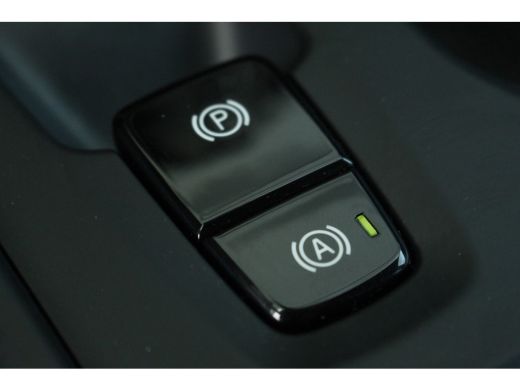 Volvo  XC40 1.5 T2 Momentum Core Aut. | Trekhaak | Climate & Cruise C. | Camera | CarPlay | LED | 17" LMV| PD... ActivLease financial lease