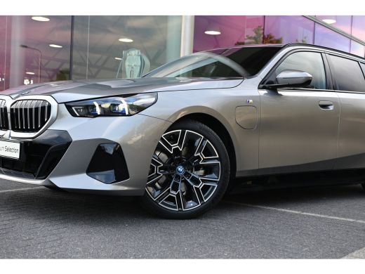 BMW 5 Serie Touring 530e M Sport Automaat / Trekhaak / Active Cruise Control / Achteruitrijcamera / M Sport o... ActivLease financial lease