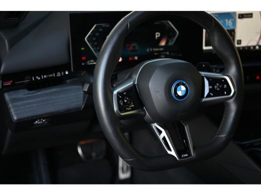 BMW 5 Serie Touring 530e M Sport Automaat / Trekhaak / Active Cruise Control / Achteruitrijcamera / M Sport o... ActivLease financial lease