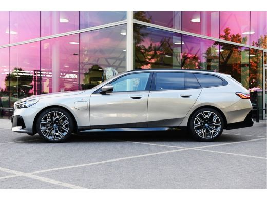 BMW 5 Serie Touring 530e M Sport Automaat / Trekhaak / Active Cruise Control / Achteruitrijcamera / M Sport o... ActivLease financial lease