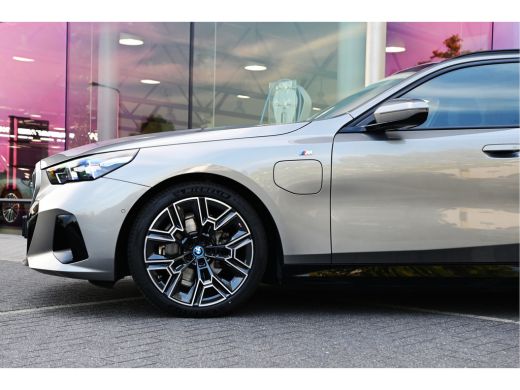 BMW 5 Serie Touring 530e M Sport Automaat / Trekhaak / Active Cruise Control / Achteruitrijcamera / M Sport o... ActivLease financial lease