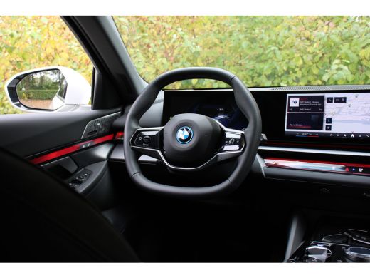 BMW i5 eDrive40 84kWh | ORIGINEEL NL! | B&W AUDIO | CAMERA | LUXE LEDER | STOELVERWARMING | DEALER OH! ActivLease financial lease