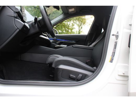 BMW i5 eDrive40 84kWh | ORIGINEEL NL! | B&W AUDIO | CAMERA | LUXE LEDER | STOELVERWARMING | DEALER OH! ActivLease financial lease