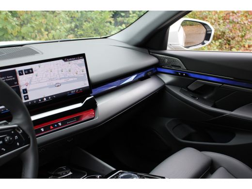 BMW i5 eDrive40 84kWh | ORIGINEEL NL! | B&W AUDIO | CAMERA | LUXE LEDER | STOELVERWARMING | DEALER OH! ActivLease financial lease