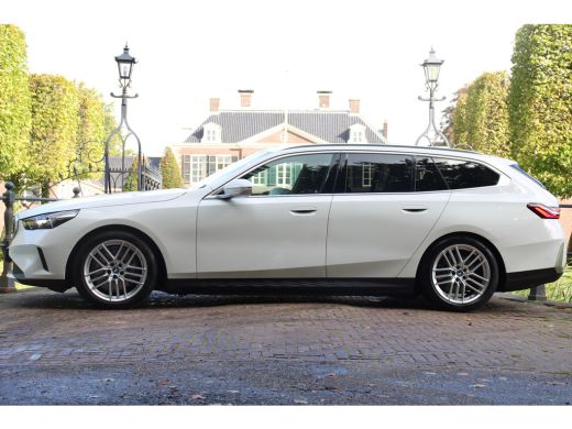 BMW i5 eDrive40 84kWh | ORIGINEEL NL! | B&W AUDIO | CAMERA | LUXE LEDER | STOELVERWARMING | DEALER OH! ActivLease financial lease