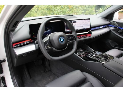 BMW i5 eDrive40 84kWh | ORIGINEEL NL! | B&W AUDIO | CAMERA | LUXE LEDER | STOELVERWARMING | DEALER OH! ActivLease financial lease