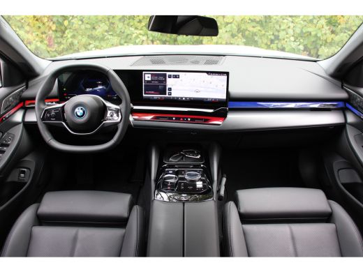 BMW i5 eDrive40 84kWh | ORIGINEEL NL! | B&W AUDIO | CAMERA | LUXE LEDER | STOELVERWARMING | DEALER OH! ActivLease financial lease